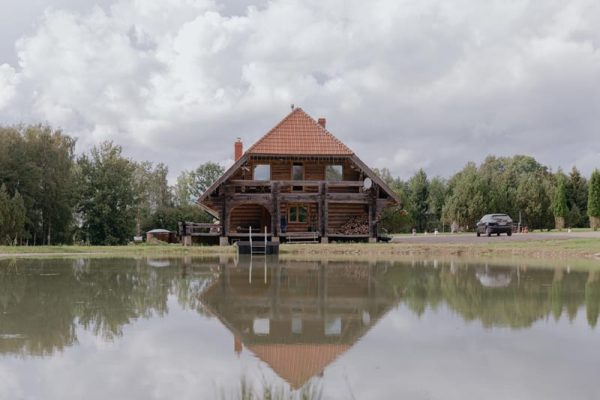 Kalna Raskumi, Viesu nams, Vecpiebalga, Alauksta ezers | Аренда палатки у воды, озеро Алаукста в Вецпиебалге