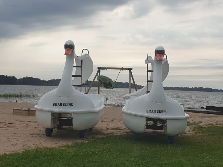 Kalna Raskumi, Viesu nams, Vecpiebalga, Alauksta ezers | Swan water bike with water slide