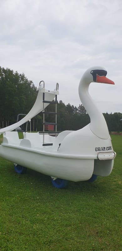 Kalna Raskumi, Viesu nams, Vecpiebalga, Alauksta ezers | Swan water bike with water slide